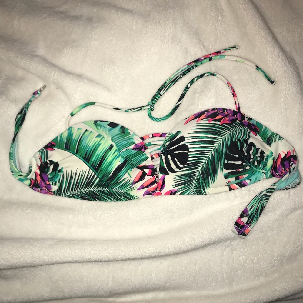 PRICE DROP!! NEVER WORN Tropical Leaves Bikini Top
